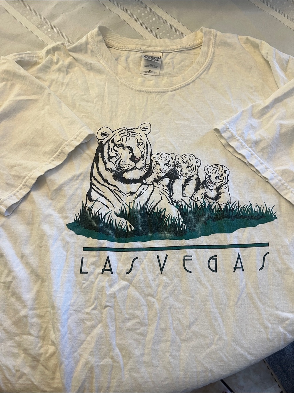 Vintage Las Vegas (Sigfried and Roy Tiger show at Mirage) Graphic Tee XL
